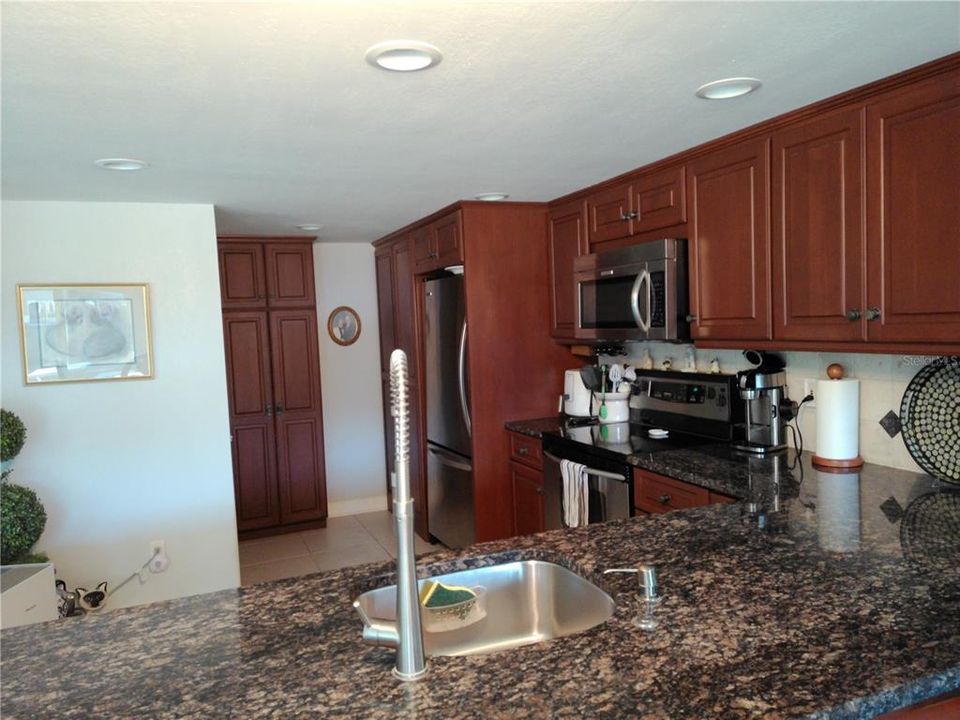 合同活跃: $349,000 (3 贝兹, 2 浴室, 1950 平方英尺)