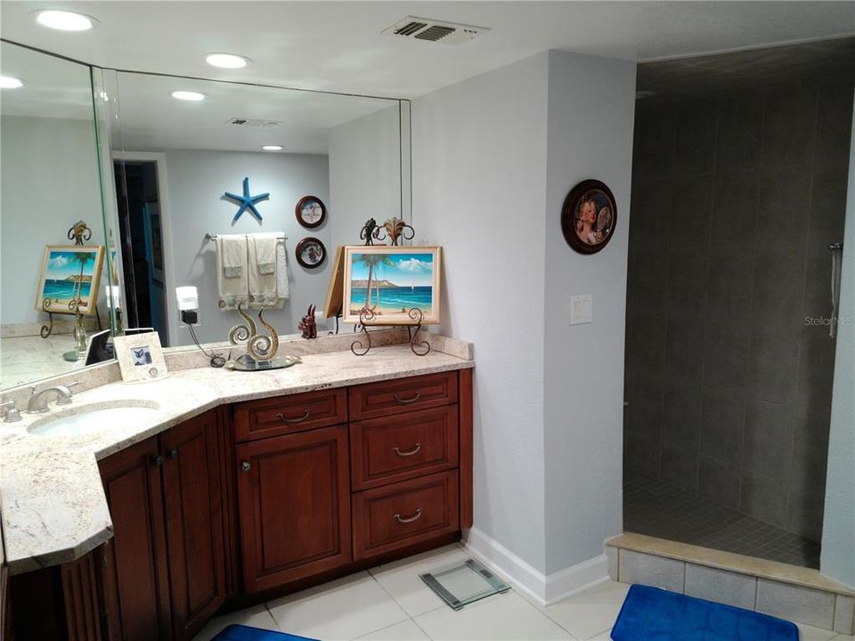 合同活跃: $349,000 (3 贝兹, 2 浴室, 1950 平方英尺)