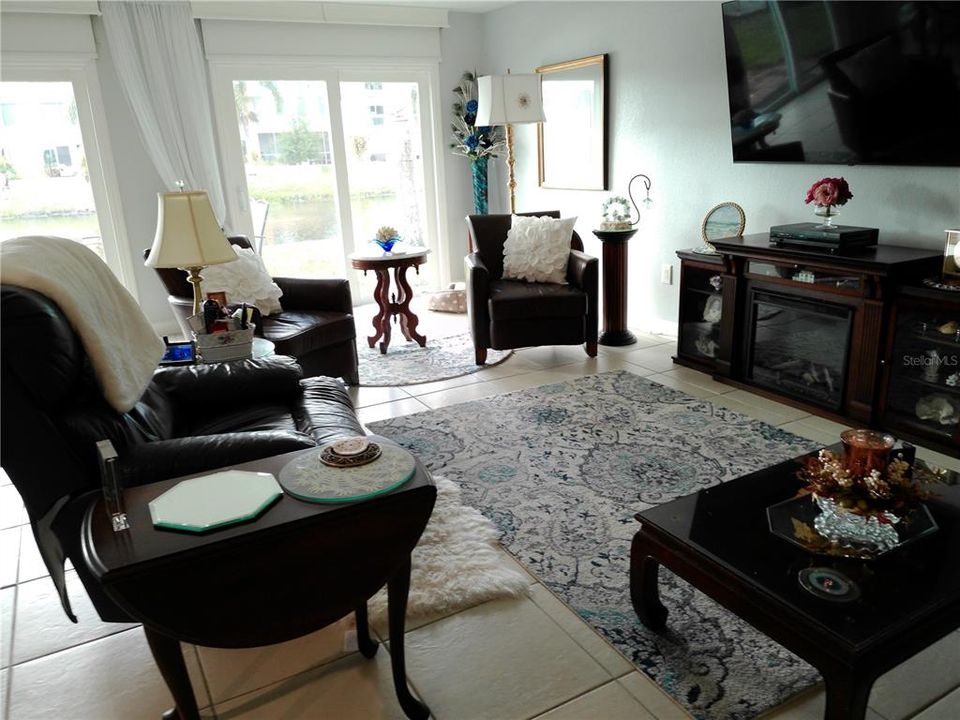 合同活跃: $349,000 (3 贝兹, 2 浴室, 1950 平方英尺)