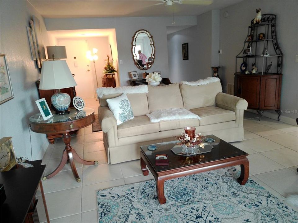 合同活跃: $349,000 (3 贝兹, 2 浴室, 1950 平方英尺)