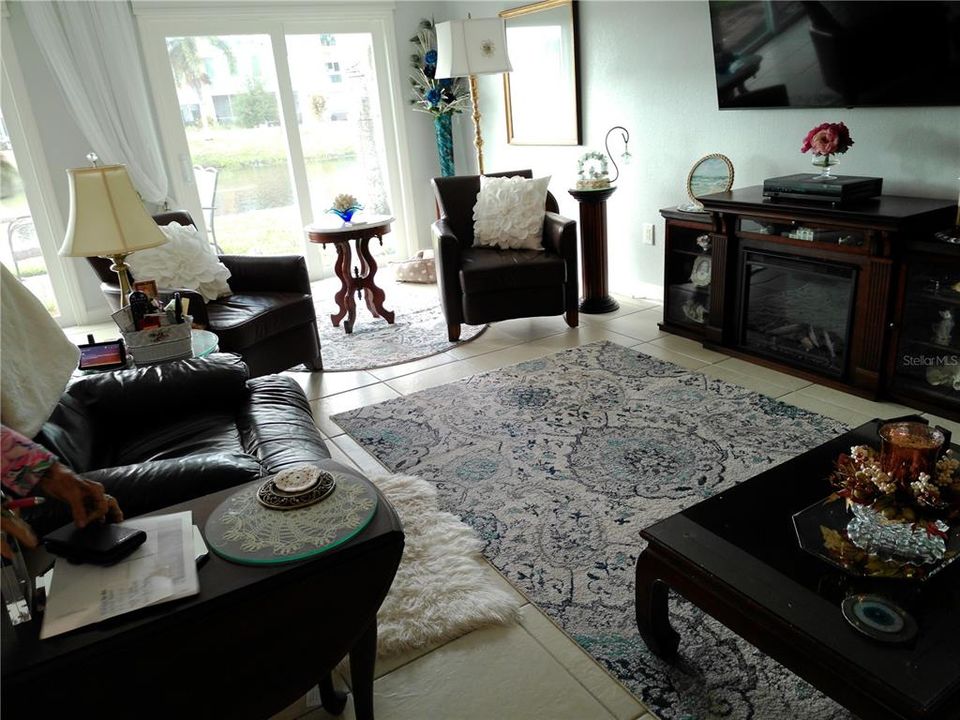 合同活跃: $349,000 (3 贝兹, 2 浴室, 1950 平方英尺)