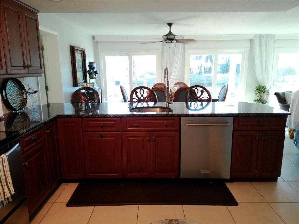 合同活跃: $349,000 (3 贝兹, 2 浴室, 1950 平方英尺)