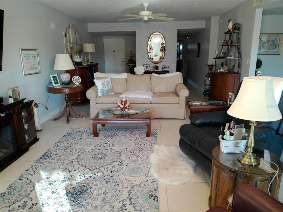 合同活跃: $349,000 (3 贝兹, 2 浴室, 1950 平方英尺)