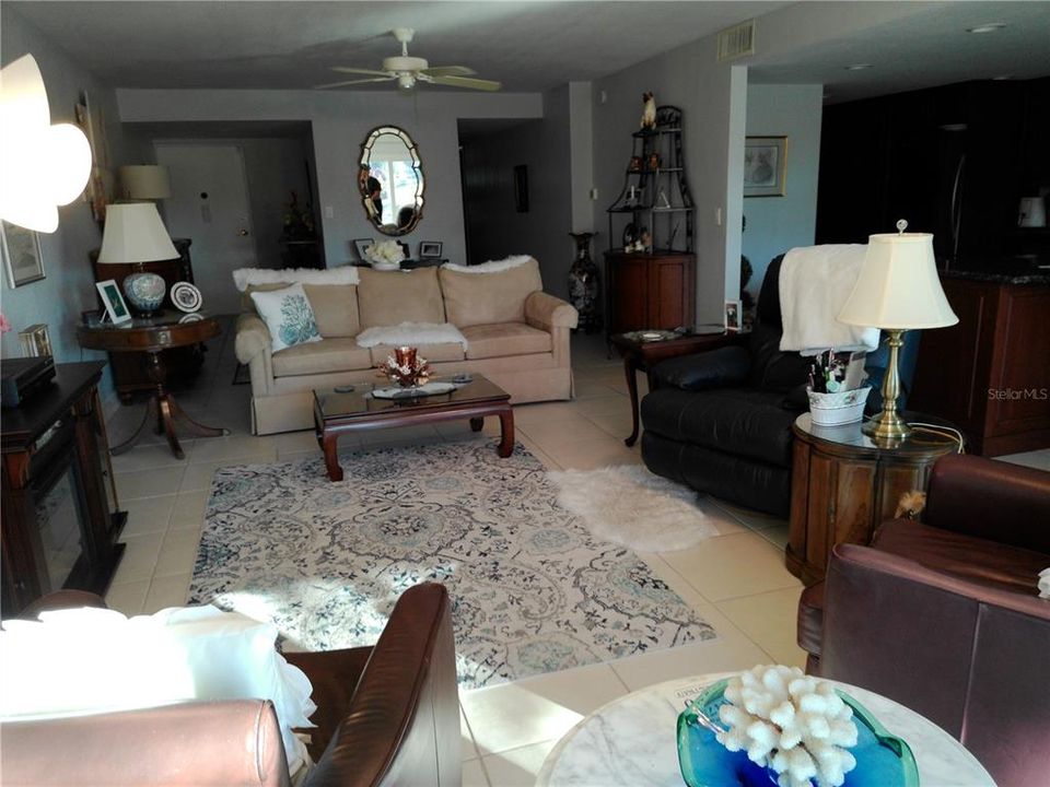 合同活跃: $349,000 (3 贝兹, 2 浴室, 1950 平方英尺)