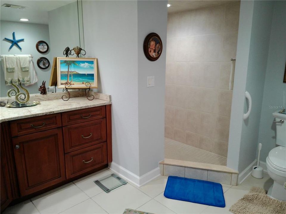 合同活跃: $349,000 (3 贝兹, 2 浴室, 1950 平方英尺)