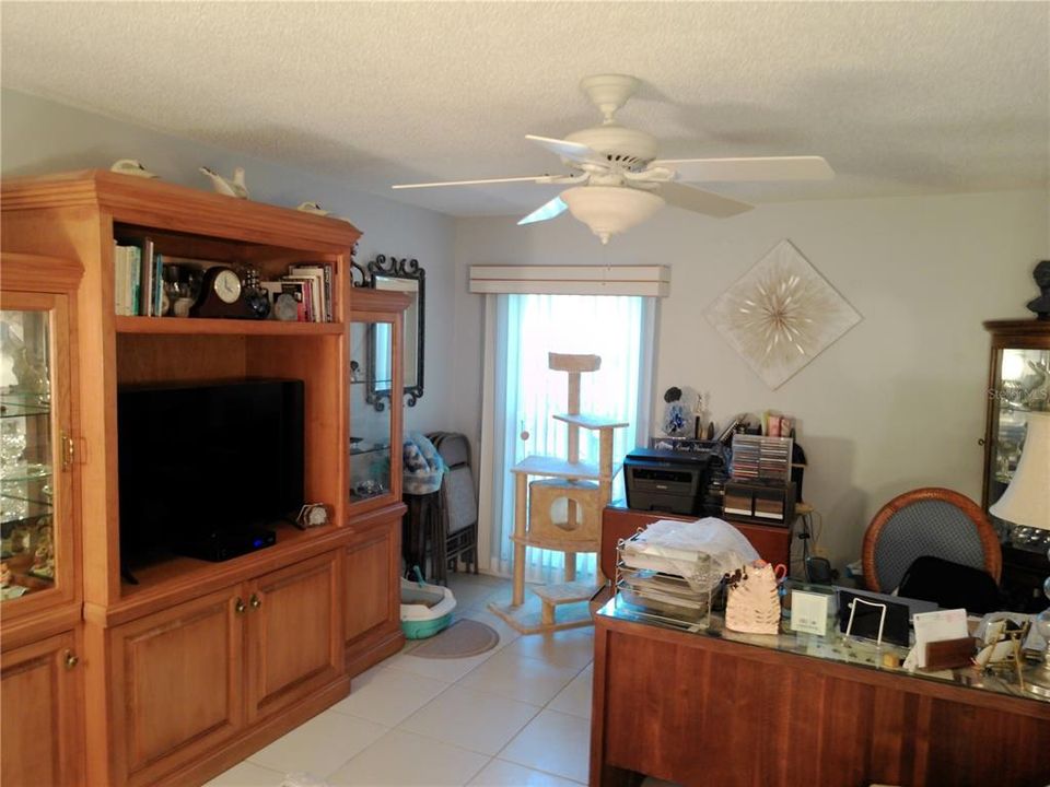 合同活跃: $349,000 (3 贝兹, 2 浴室, 1950 平方英尺)