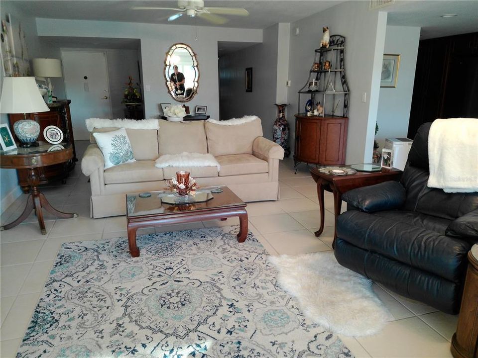 合同活跃: $349,000 (3 贝兹, 2 浴室, 1950 平方英尺)