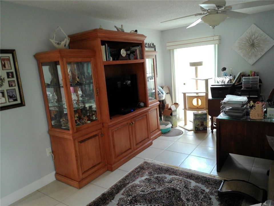 合同活跃: $349,000 (3 贝兹, 2 浴室, 1950 平方英尺)