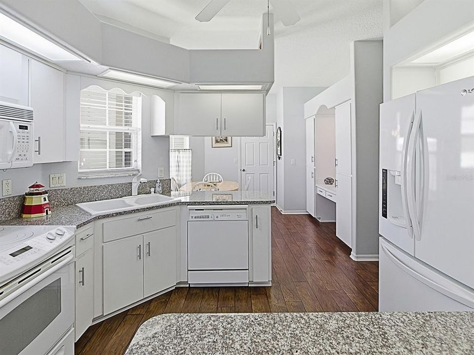 На продажу: $329,000 (2 спален, 2 ванн, 1452 Квадратных фут)