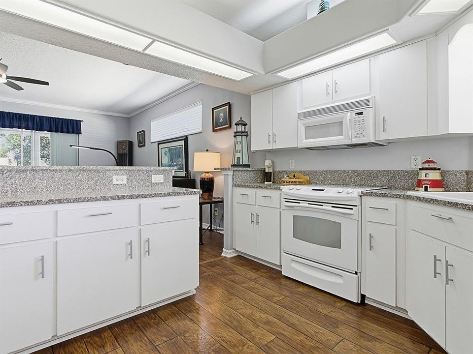 На продажу: $329,000 (2 спален, 2 ванн, 1452 Квадратных фут)