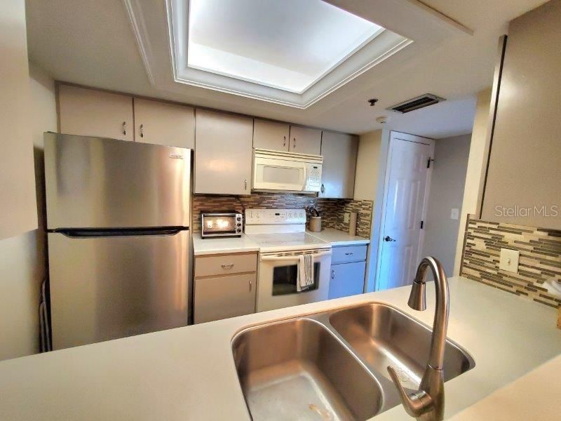 For Rent: $2,100 (2 beds, 2 baths, 1447 Square Feet)