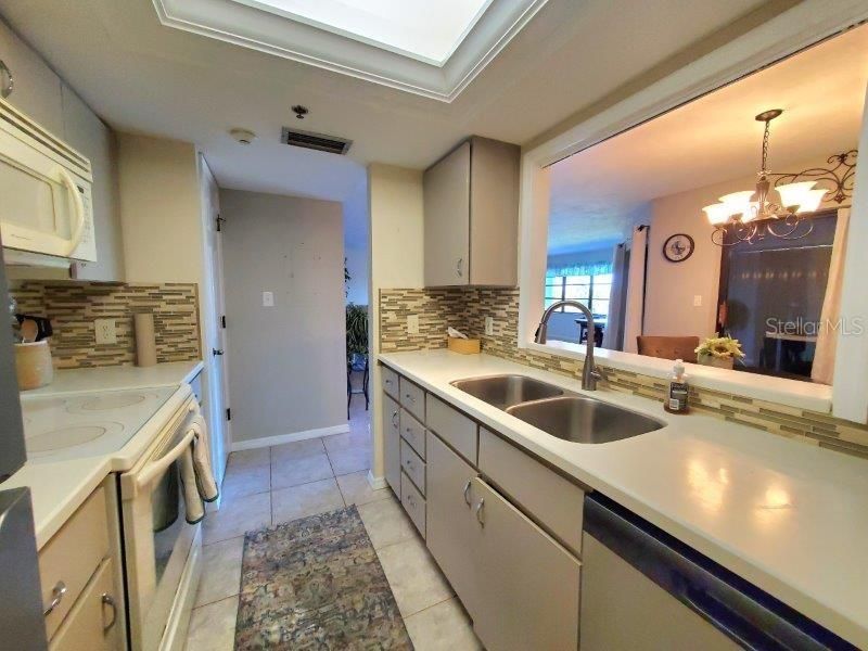 For Rent: $2,100 (2 beds, 2 baths, 1447 Square Feet)