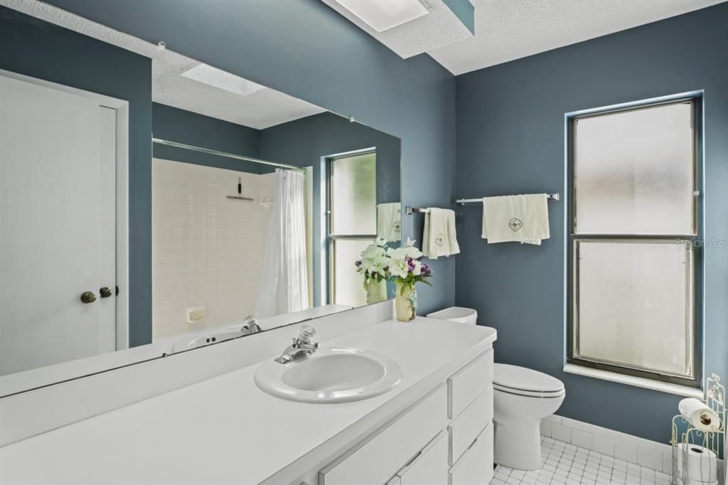 合同活跃: $259,000 (2 贝兹, 2 浴室, 1598 平方英尺)