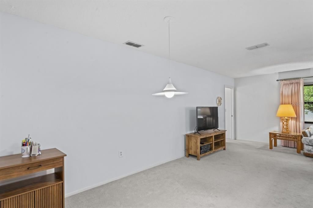 合同活跃: $259,000 (2 贝兹, 2 浴室, 1598 平方英尺)