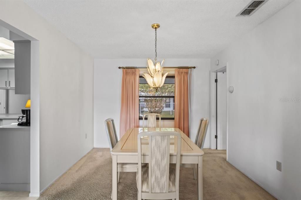 合同活跃: $259,000 (2 贝兹, 2 浴室, 1598 平方英尺)