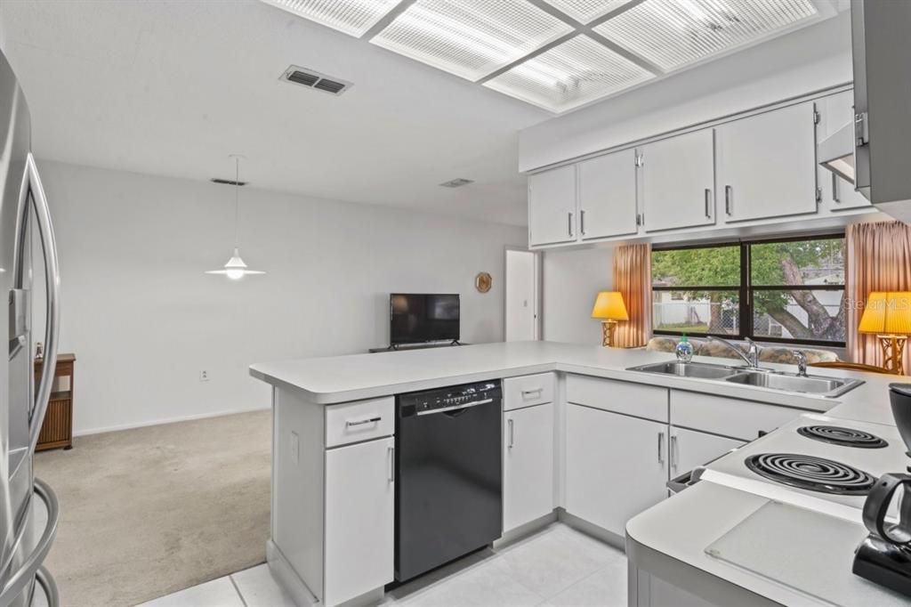 合同活跃: $259,000 (2 贝兹, 2 浴室, 1598 平方英尺)