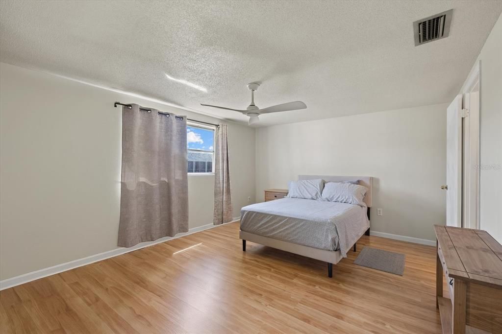 待售: $175,000 (2 贝兹, 2 浴室, 1095 平方英尺)