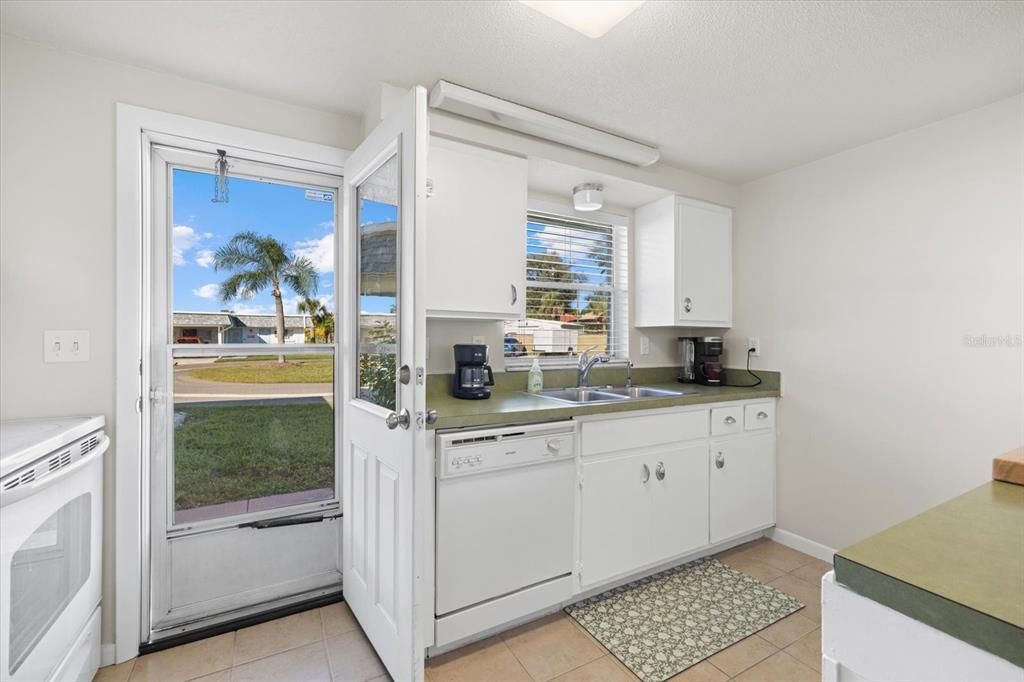 待售: $175,000 (2 贝兹, 2 浴室, 1095 平方英尺)