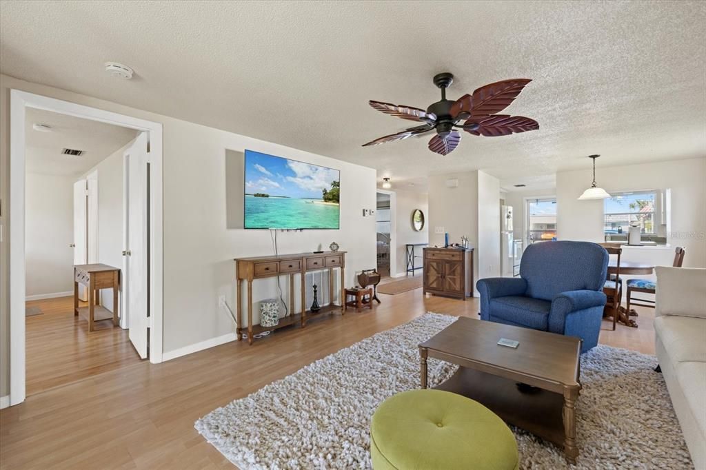 待售: $175,000 (2 贝兹, 2 浴室, 1095 平方英尺)