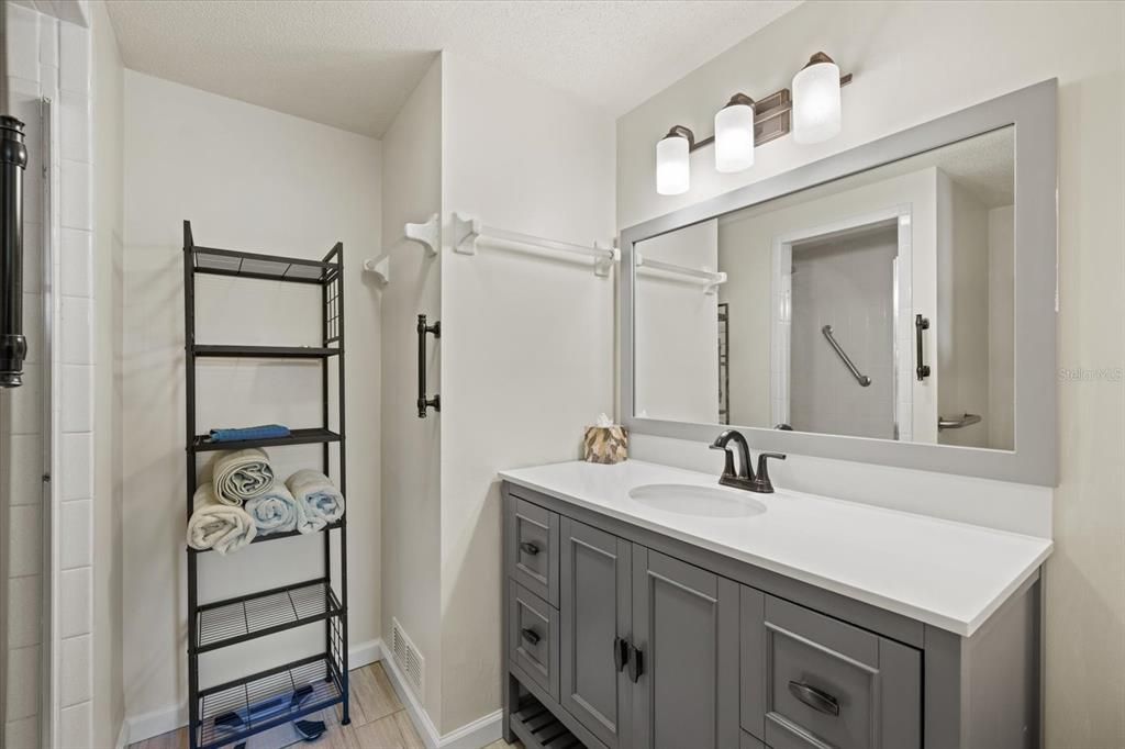 待售: $175,000 (2 贝兹, 2 浴室, 1095 平方英尺)