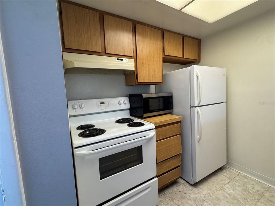 合同活跃: $130,000 (2 贝兹, 1 浴室, 781 平方英尺)