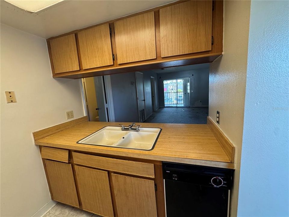 合同活跃: $130,000 (2 贝兹, 1 浴室, 781 平方英尺)