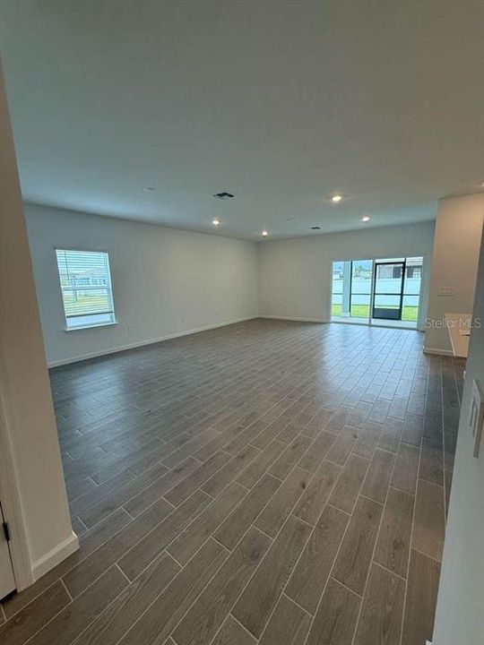 出租: $2,300 (4 贝兹, 3 浴室, 1943 平方英尺)