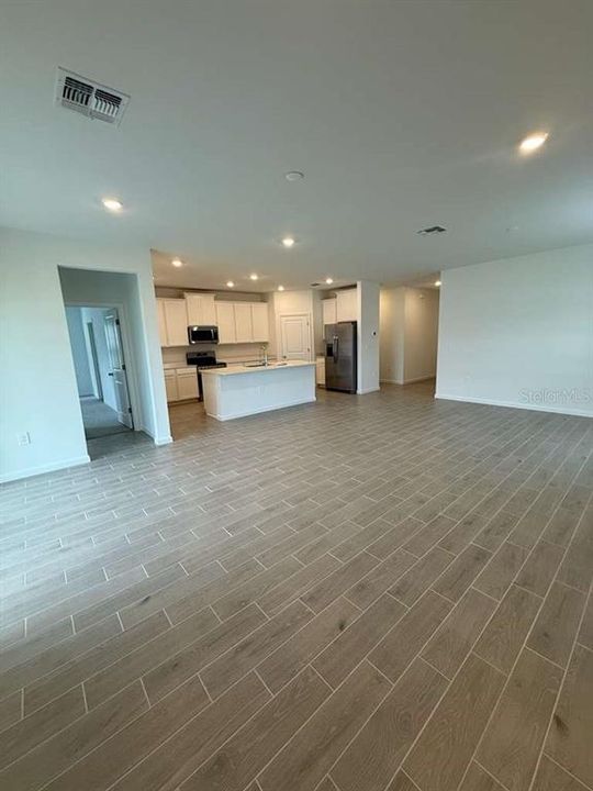 出租: $2,300 (4 贝兹, 3 浴室, 1943 平方英尺)