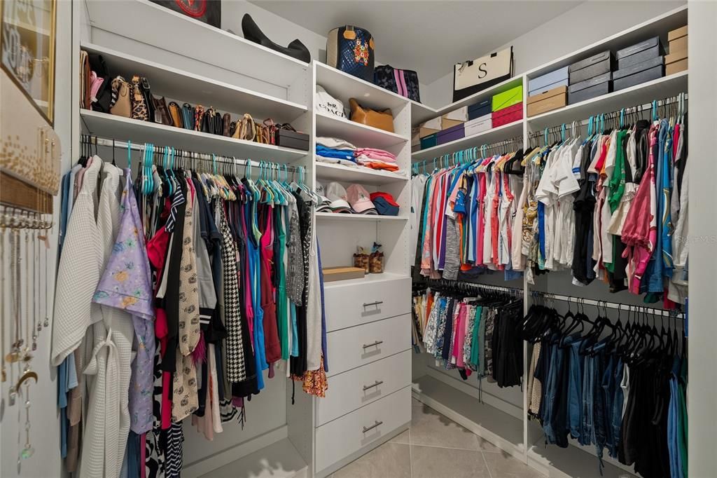 For Sale: $899,000 (3 beds, 3 baths, 2455 Square Feet)