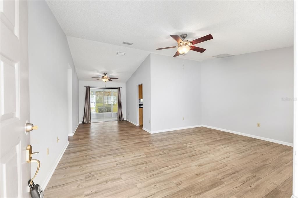 Active With Contract: $172,500 (2 beds, 2 baths, 1112 Square Feet)