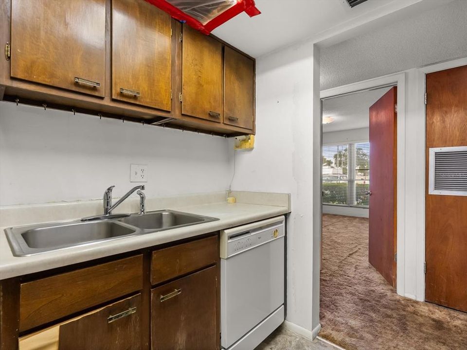 For Sale: $95,000 (1 beds, 1 baths, 695 Square Feet)