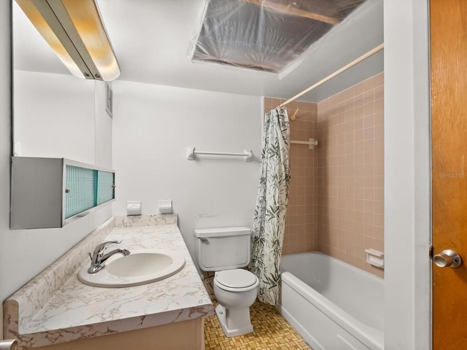 For Sale: $95,000 (1 beds, 1 baths, 695 Square Feet)