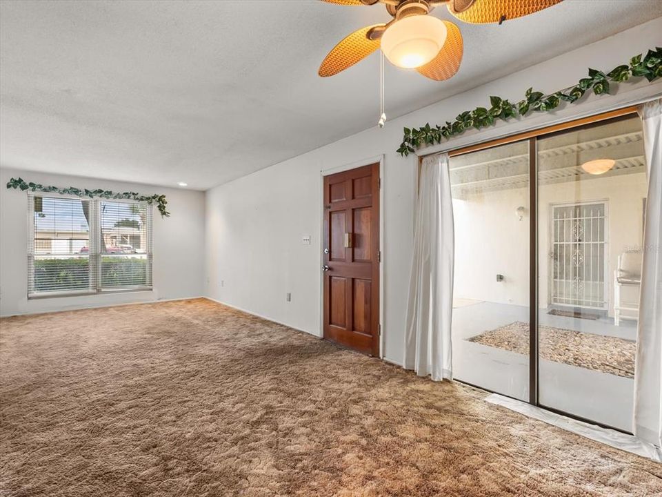 For Sale: $95,000 (1 beds, 1 baths, 695 Square Feet)