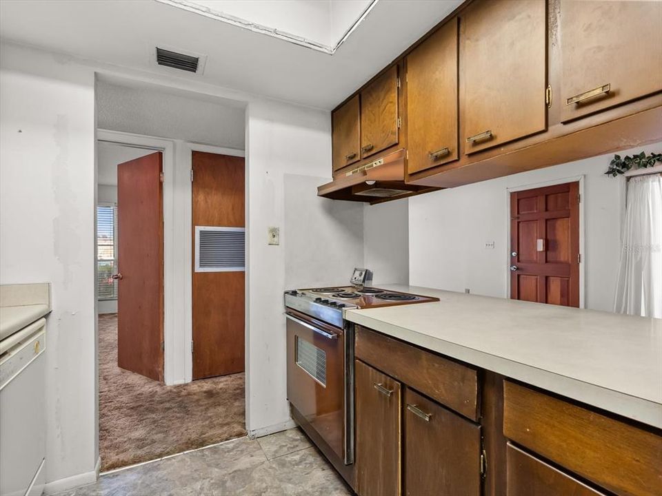 For Sale: $95,000 (1 beds, 1 baths, 695 Square Feet)