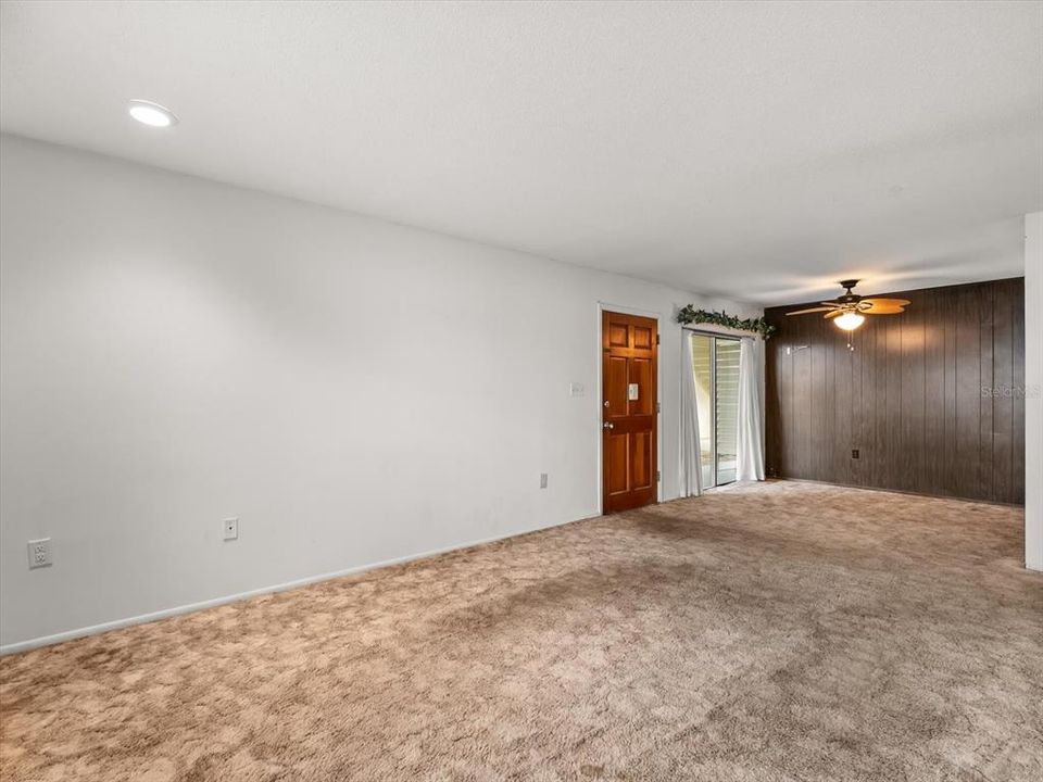 For Sale: $95,000 (1 beds, 1 baths, 695 Square Feet)