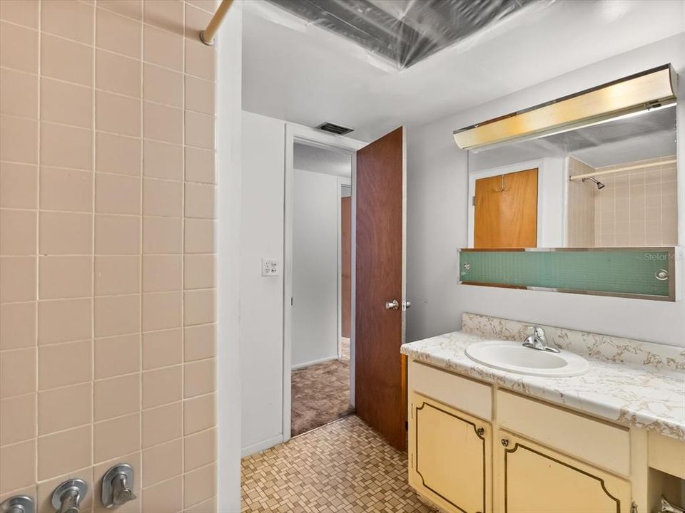 For Sale: $95,000 (1 beds, 1 baths, 695 Square Feet)