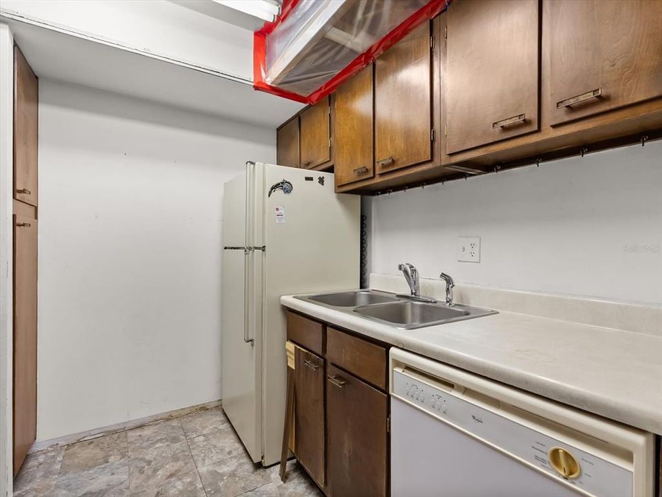 For Sale: $95,000 (1 beds, 1 baths, 695 Square Feet)