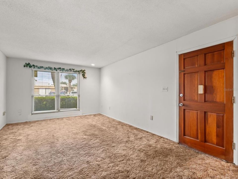 For Sale: $95,000 (1 beds, 1 baths, 695 Square Feet)