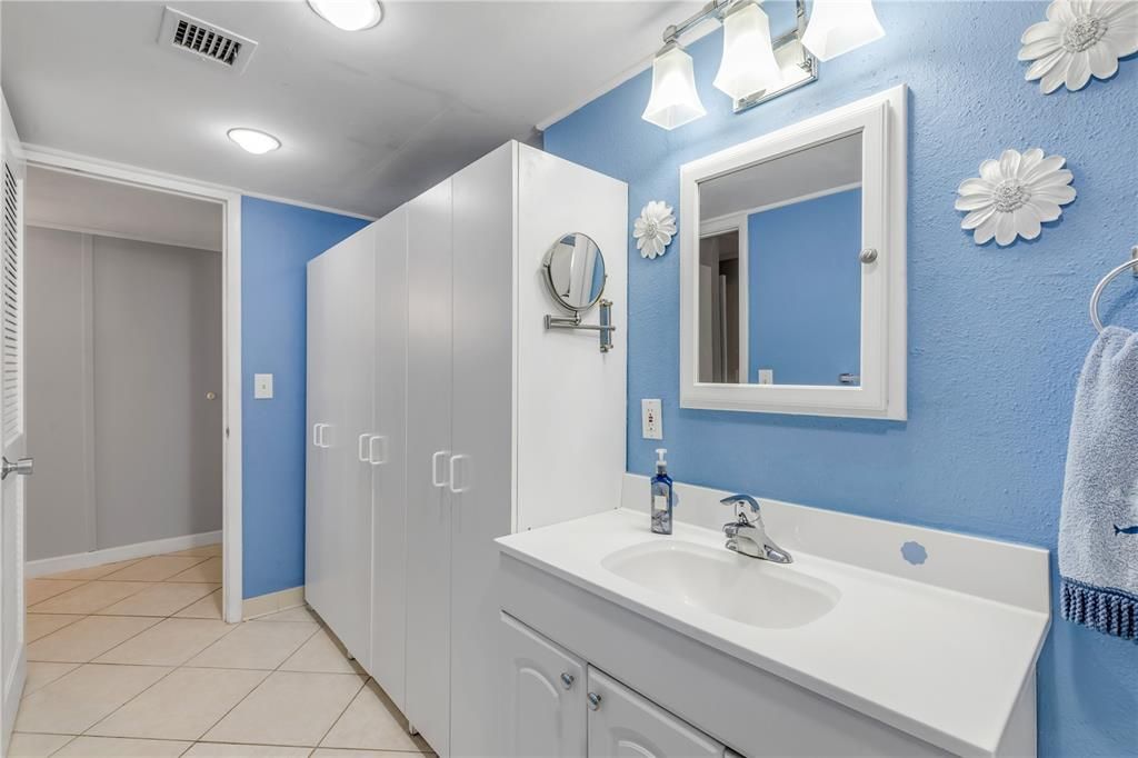 待售: $389,000 (1 贝兹, 1 浴室, 920 平方英尺)