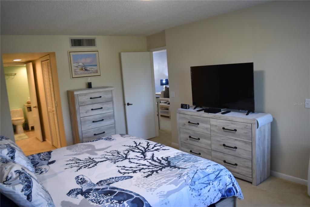 待售: $185,000 (1 贝兹, 1 浴室, 920 平方英尺)