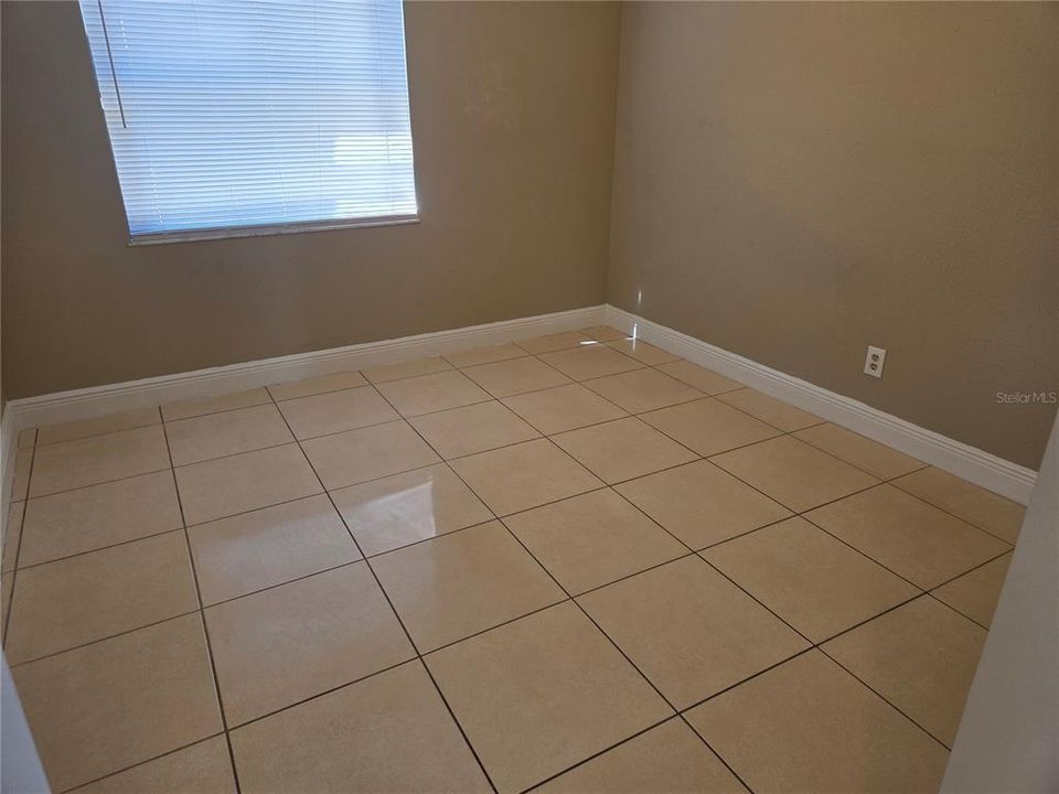 合同活跃: $299,000 (4 贝兹, 2 浴室, 1969 平方英尺)