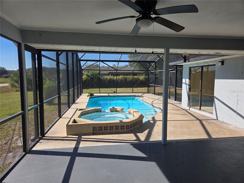 合同活跃: $299,000 (4 贝兹, 2 浴室, 1969 平方英尺)