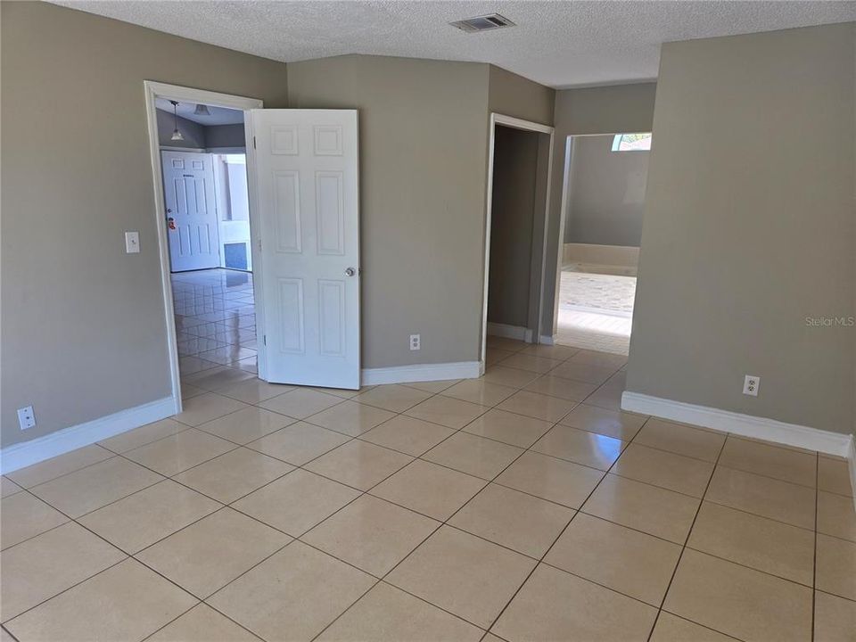 合同活跃: $299,000 (4 贝兹, 2 浴室, 1969 平方英尺)