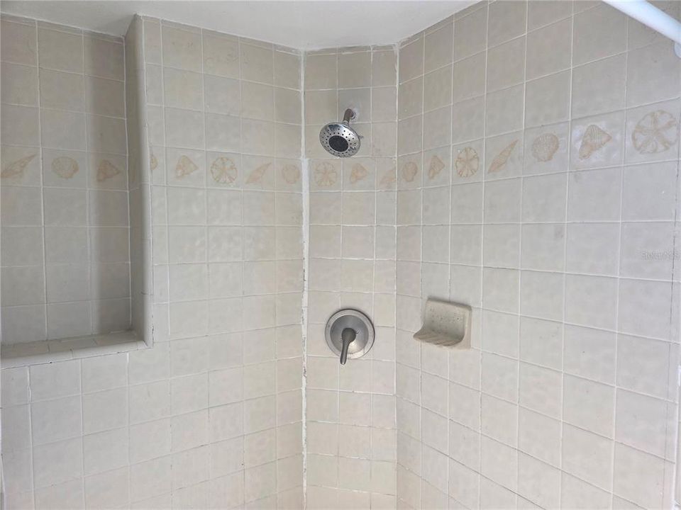 合同活跃: $299,000 (4 贝兹, 2 浴室, 1969 平方英尺)