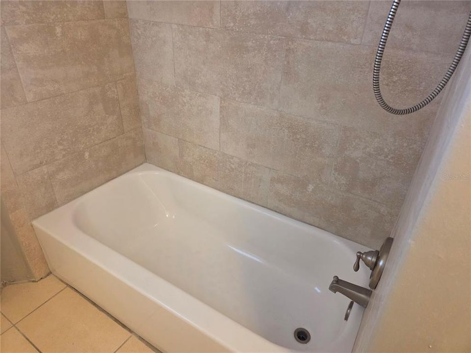 合同活跃: $299,000 (4 贝兹, 2 浴室, 1969 平方英尺)