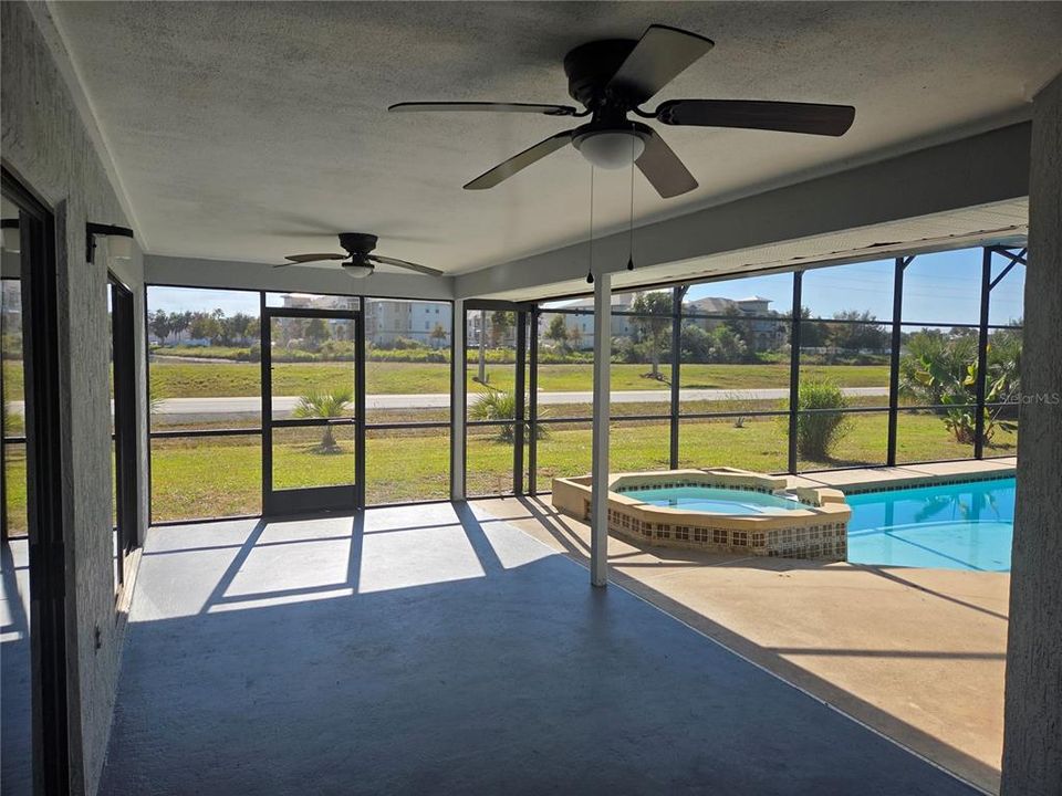 合同活跃: $299,000 (4 贝兹, 2 浴室, 1969 平方英尺)