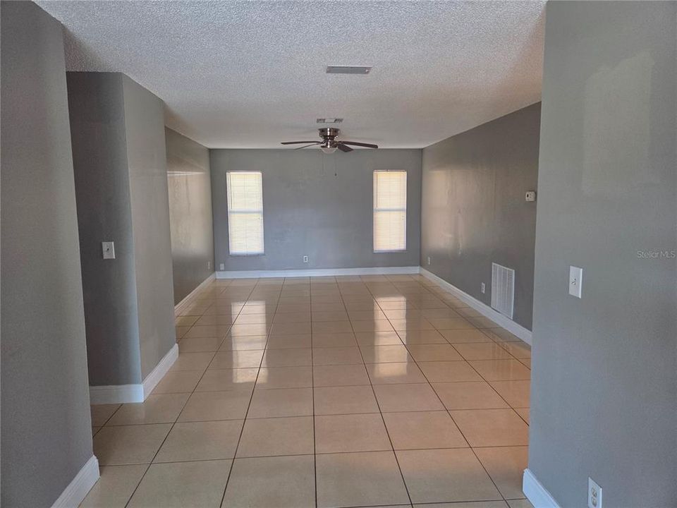 合同活跃: $299,000 (4 贝兹, 2 浴室, 1969 平方英尺)