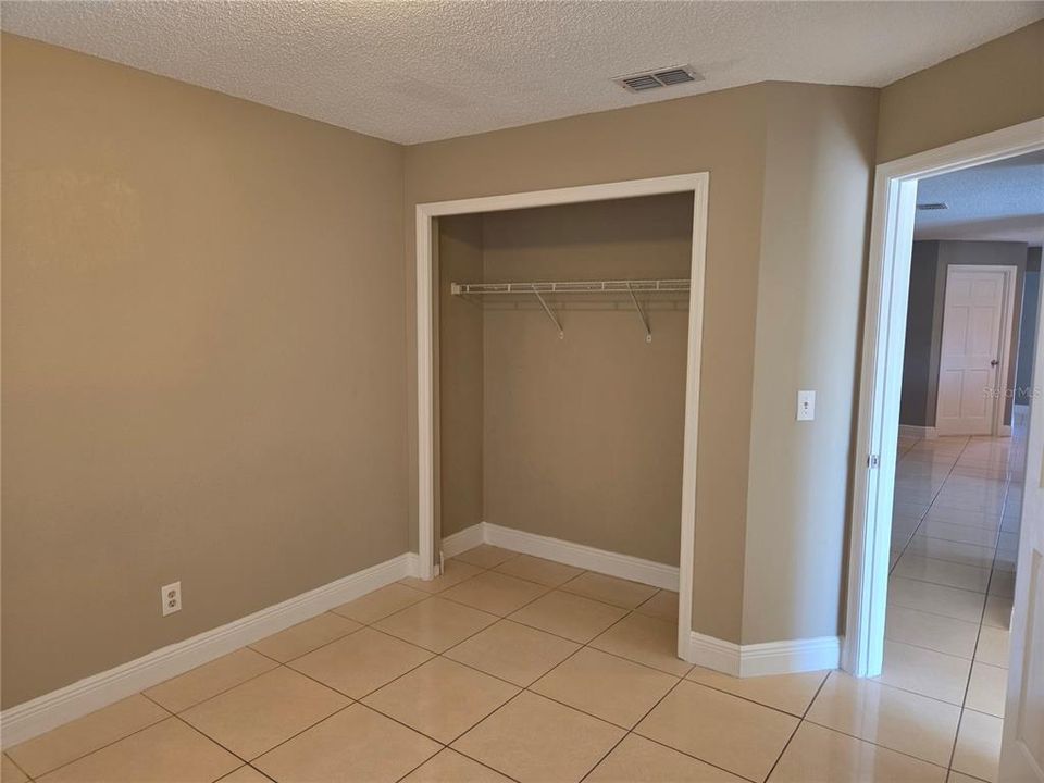 合同活跃: $299,000 (4 贝兹, 2 浴室, 1969 平方英尺)