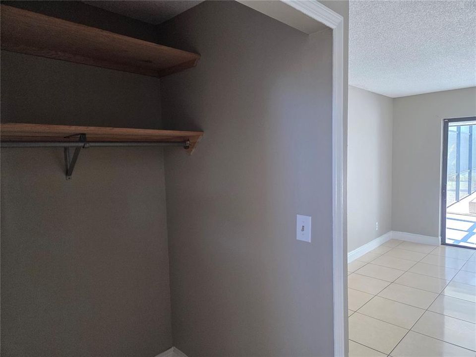 合同活跃: $299,000 (4 贝兹, 2 浴室, 1969 平方英尺)