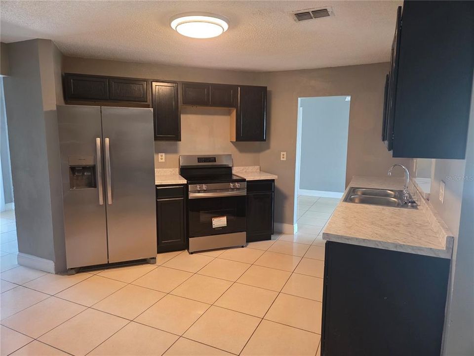 合同活跃: $299,000 (4 贝兹, 2 浴室, 1969 平方英尺)